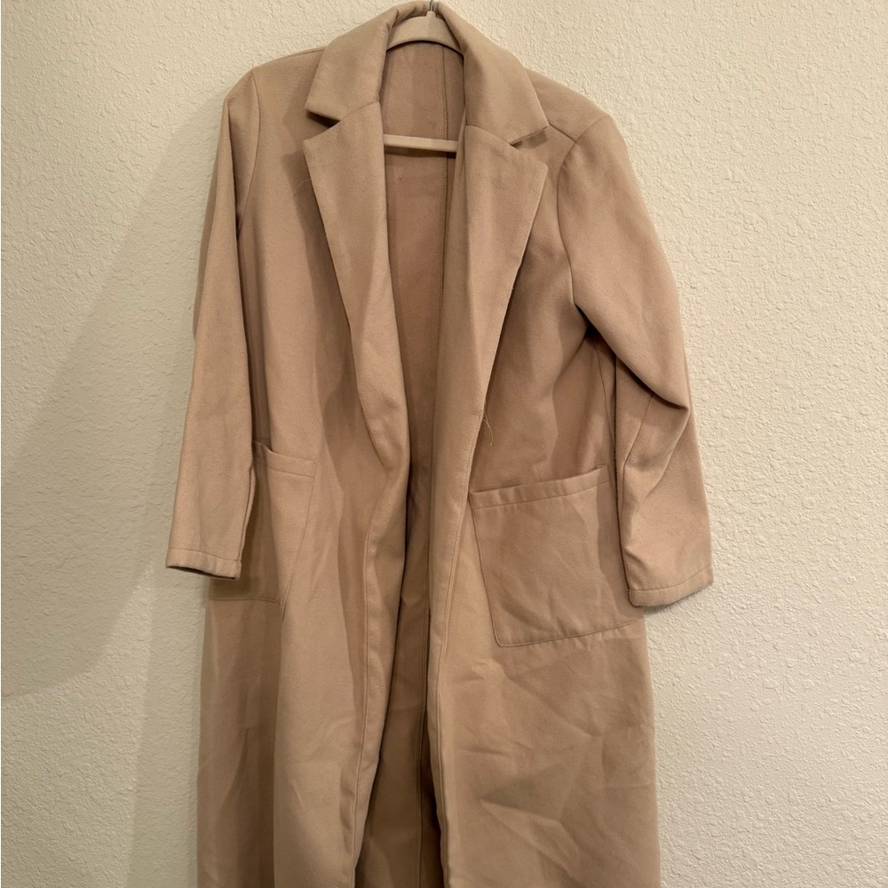 Trench coat in beige. Worn once